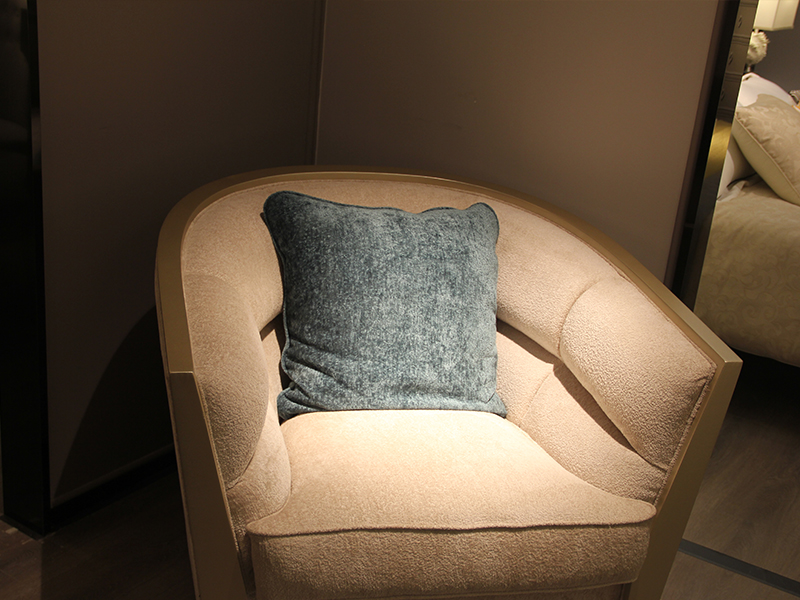卡特维拉美式客厅纯实木单人位浅色沙发